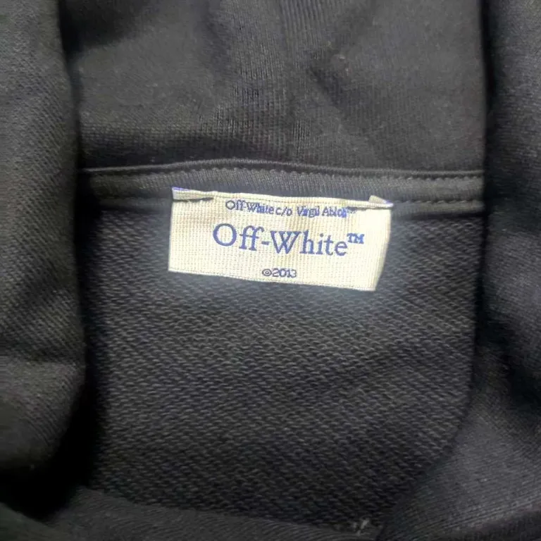 Top tested version OFF new black embroidered WHITE short-sleeved T-shirt OW trendy brand 2024 couple men and women hooded sweatshirt As a street fashion art in the luxury ranks, off white has always attracted many fans with its classic logo and trendy creativity. Not only is it an understanding of fashion, off white also intuitively reflects ♻️ environmental awareness in many works, and treats the world gently.  The kangaroo pocket adopts a special machine crimping process with externally shaped wiring. The brim of the hat is designed with threads, which is the first thing to look at when appraising.  The entire towel embroidery is scanned and printed more than 10 times. Can perfectly restore the original effect. The embroidery uses the latest embroidery technology and the picture is clear. The white glue base ensures the firmness of the printing, and machine washing is stress-free. The fabric is made of 480g terry cotton fabric with full drape.  Color: Black Size: XS-L P:430